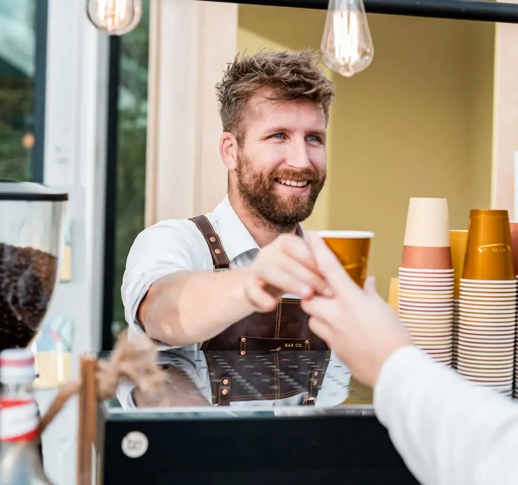 Welke voorzieningen heeft een mobiele koffiebar op de trouwlocatie nodig?