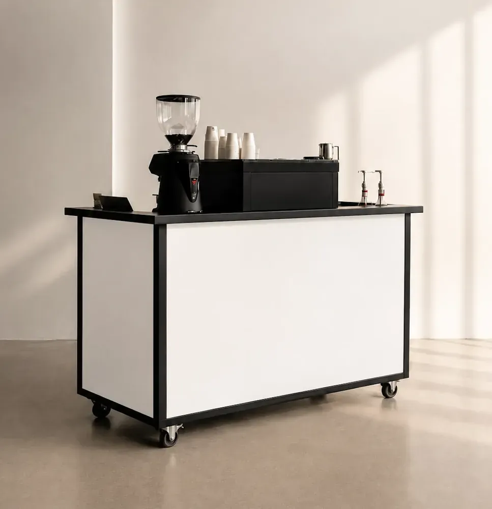 Blanco mobiele koffiebar klaar voor een eigen merkontwerp
